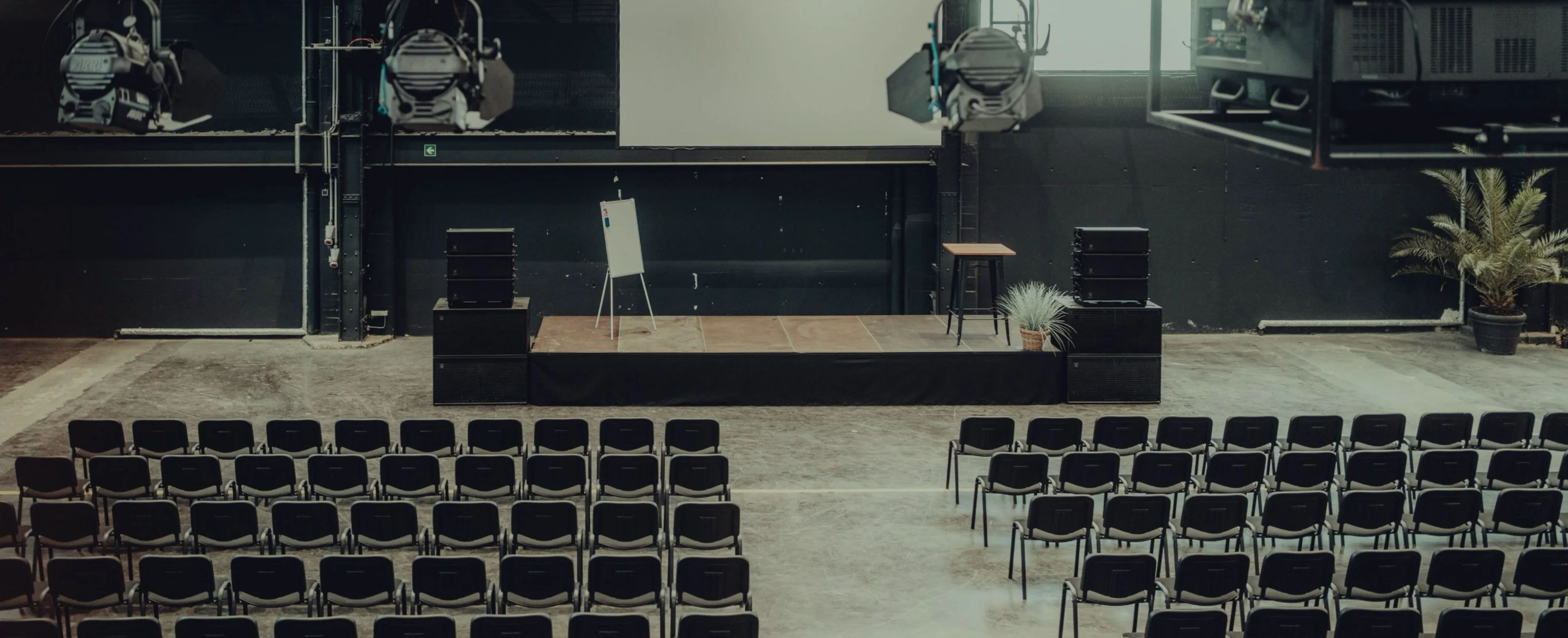 Bühne und Sitzreihen