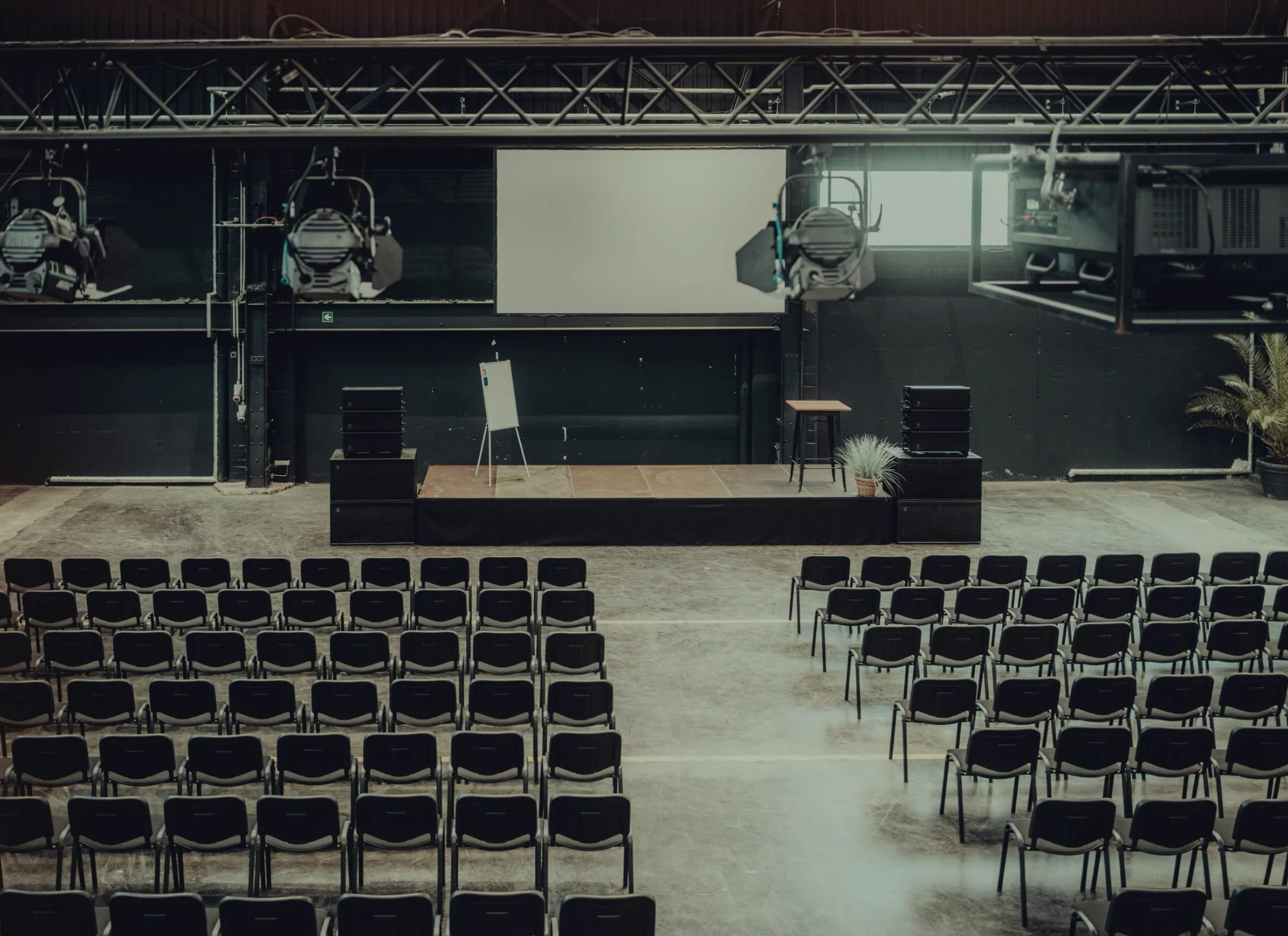 Bühne und Sitzreihen im Konferenzraum