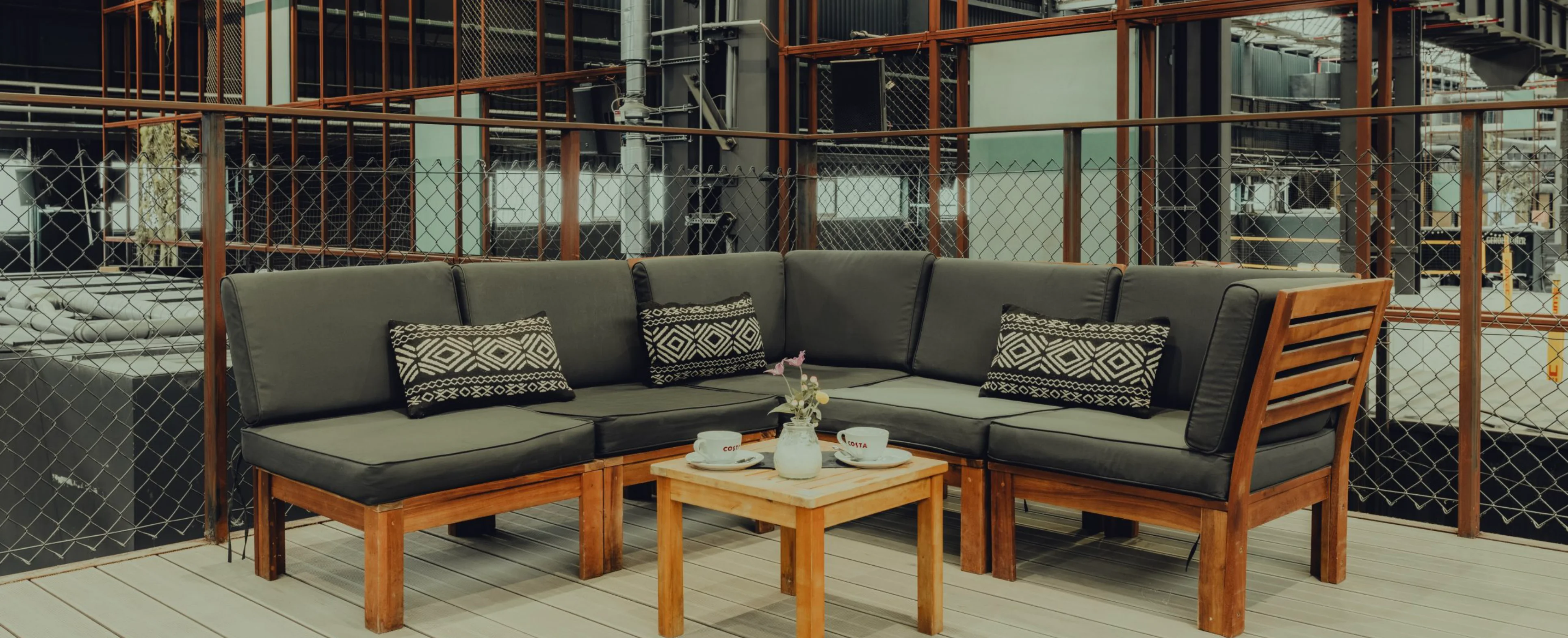 Lounge Bereich mit Sofa und Couchtisch