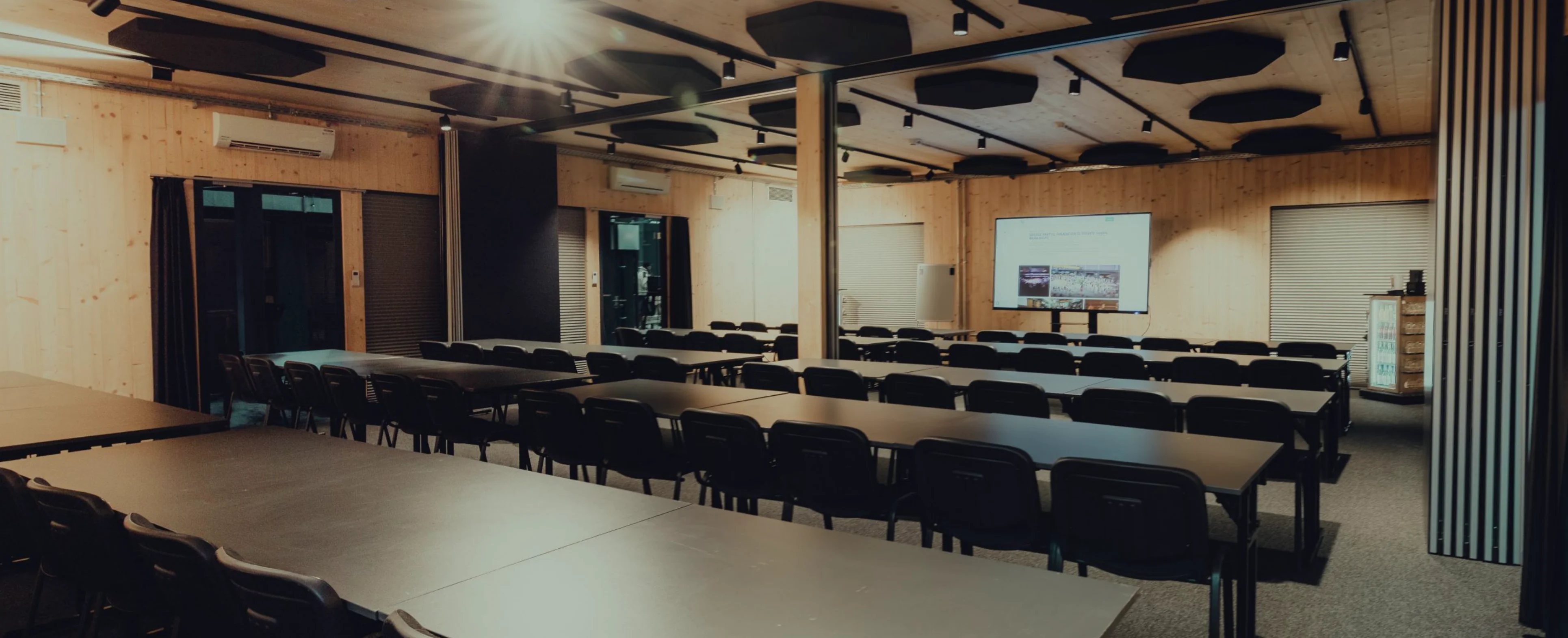 Kleiner Meetingraum mit Bildschirm